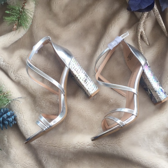 Silver Block Heel w/ ๐ ๐ Print - Picture 5 of 8